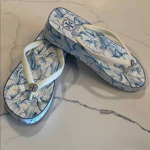 TORY BURCH blue and white flip flop sandals size 6